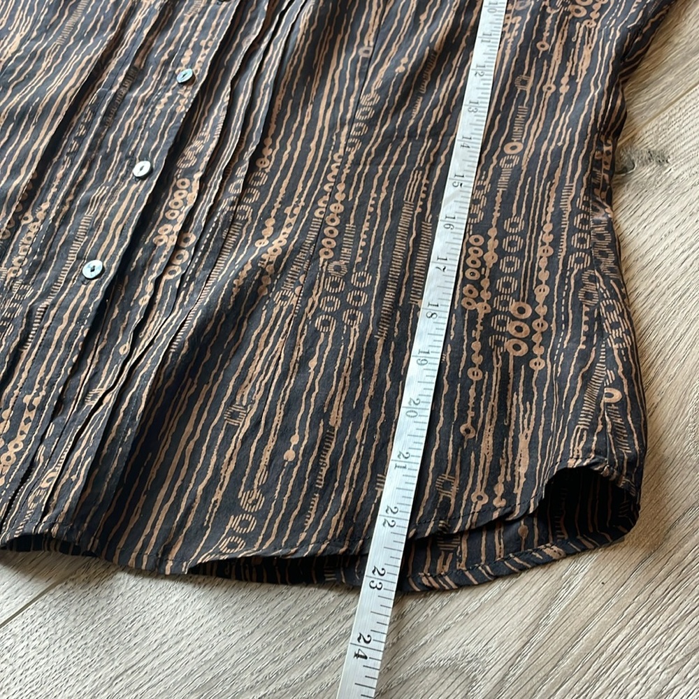 Fall Rrown & gold button down with pleating and circular design pattern - Picture 5 of 8